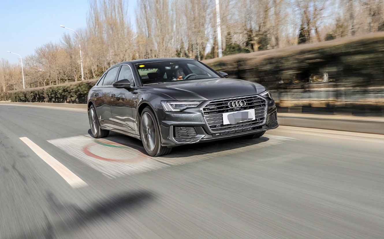 手握40万，奥迪A6L和宝马5系哪个档次高？对比后差距明显