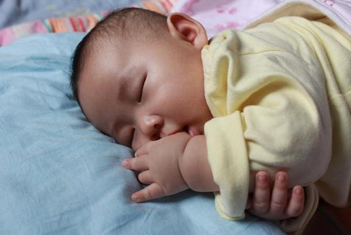 寶寶睡姿“暗藏玄機”，三種睡姿優劣勢分析，看看你家娃是哪種？