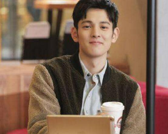 寒门“小胡歌”高考落榜，79岁奶奶借钱陪读，终熬出头当上男主