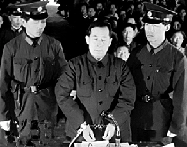 《邓小平与“反击右倾翻案风”》：借着揭批“四人帮”，一场针对邓小平的“反击右倾翻案风”运动在1976年展开。这场运动背后，隐藏着复杂的政治博弈和路线斗争。邓小平，在这次运动中，面临着怎样的困境？又如何带领中国走出迷雾？