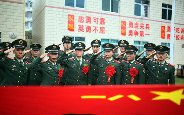 部队考士官学校好考吗（现在当兵留在部队发展难度大吗）