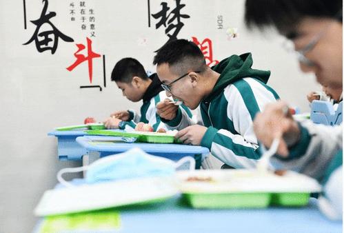 四川理科状元卢天彧：722分考上清华被嘲讽，二战学霸含金量低？