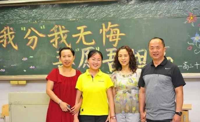 8年前，辽宁学霸刘丁宁放弃港大72万奖学金，退学二战实现北大梦