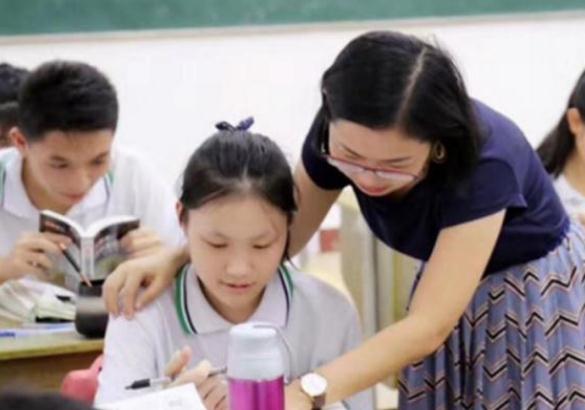 初中生“董卿体”火了，字体看似洒脱飘逸，却不受到老师的喜欢