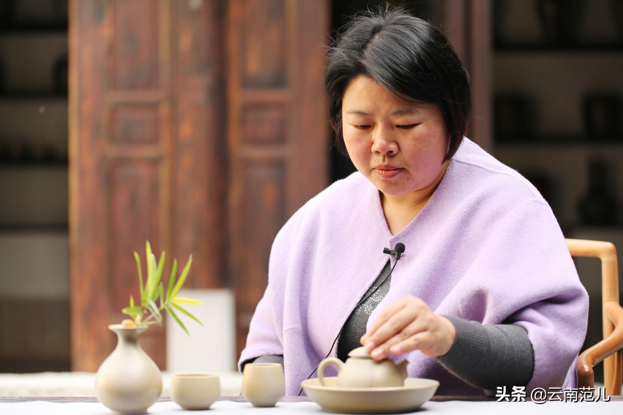 一個玩泥巴的女人，身藏烈火密碼的女人，“貪生怕死”的女人