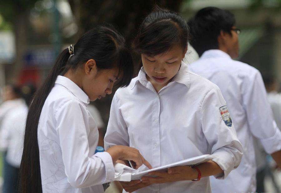 直击越南全国88万人高考！祈福和刷题一样壮观