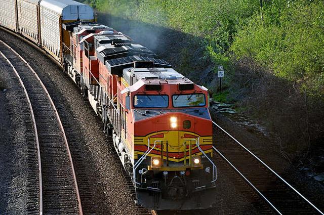 2004年，两少年扒上飞机起落架：一个被风吹下飞机，一个艰难幸存