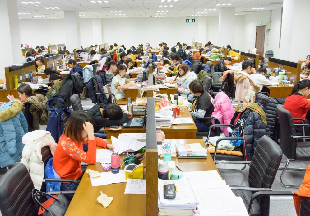 全国各地大学生每月“生活费”出炉，你在穷人阶级，还是富人阶级