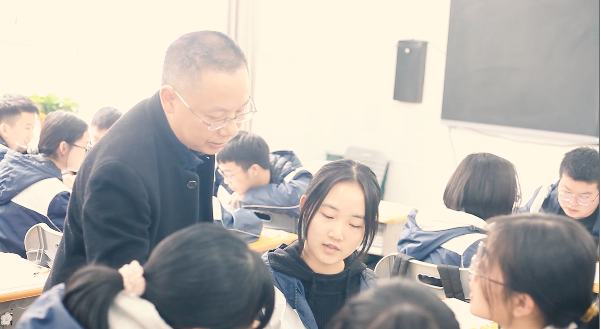 他放弃保研、名校高薪邀约，毅然扎根山区，帮助山里娃走出大山