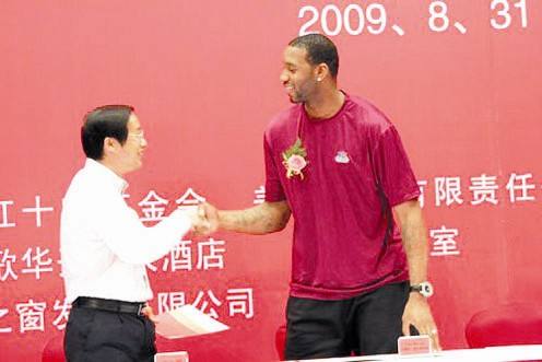 nba哪些球员给中国捐过钱(没钱就去中国捞金？而这些NBA球星真爱中国，韦德慈善之旅捐100万)