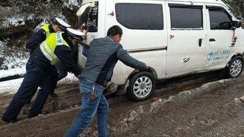 元旦第二日 曲靖多路面结冰起雾，行车需谨慎