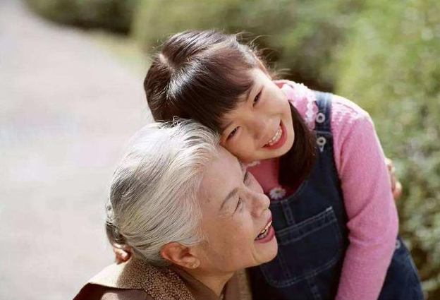 孩子更爱姥姥还是奶奶，逃不开大人的表现，宝宝并非“白眼儿狼”