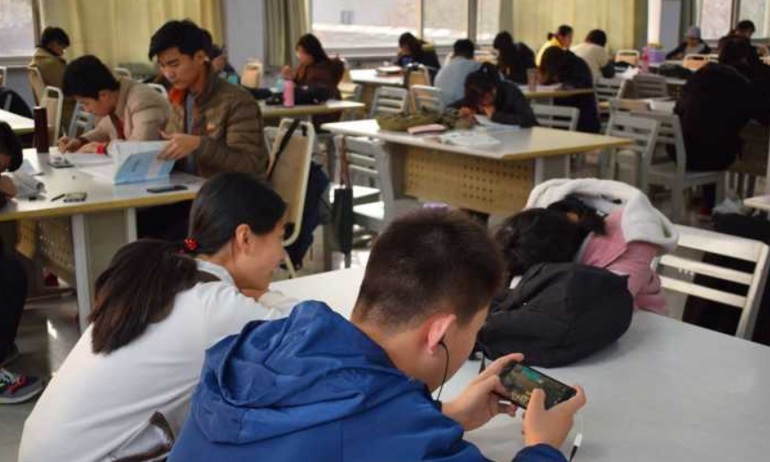 大学生吐槽室友没吃过“海底捞”，称其没见过世面，反遭网友怒怼