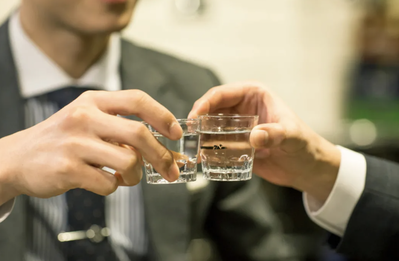 白酒是“毒酒”，不仅有害健康还会致癌？白酒究竟还能不能喝了？