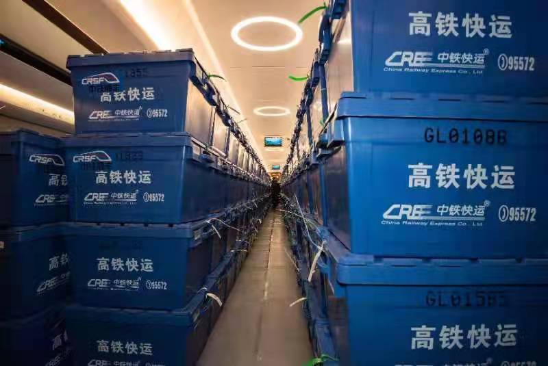 铁路部门积极服务“双11”日均投入快件运送的高铁客车1135列