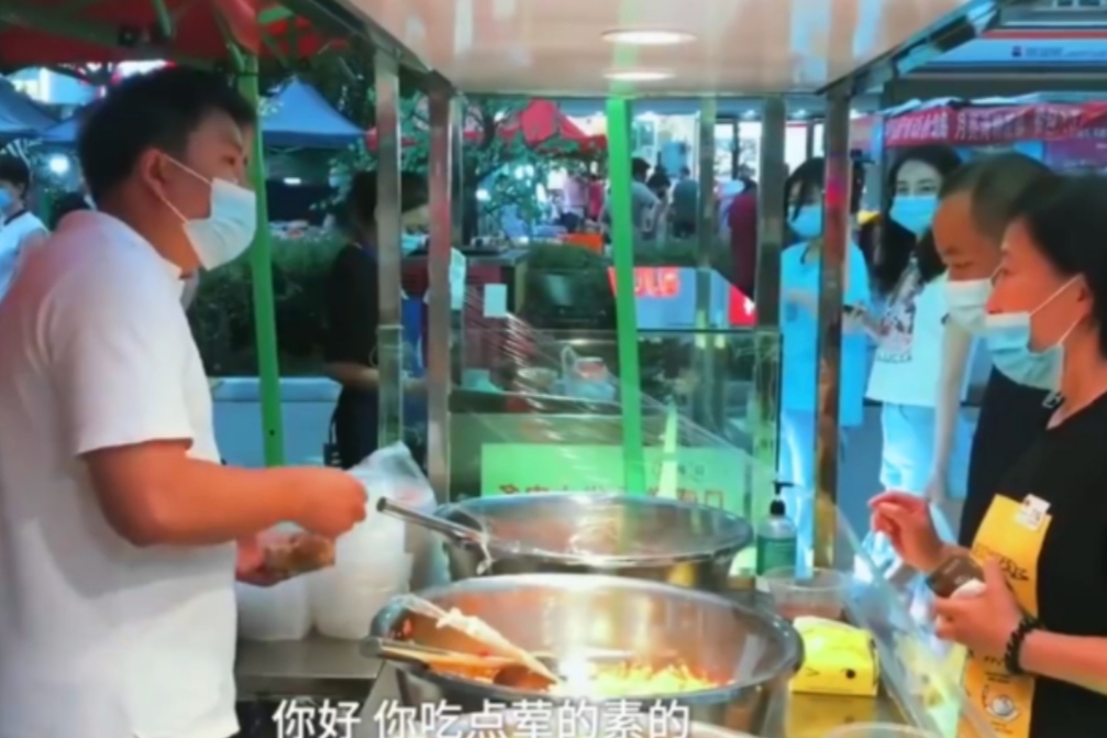 华中师大研究生火了，所学专业太“坑人”，毕业无奈摆摊卖鸡爪