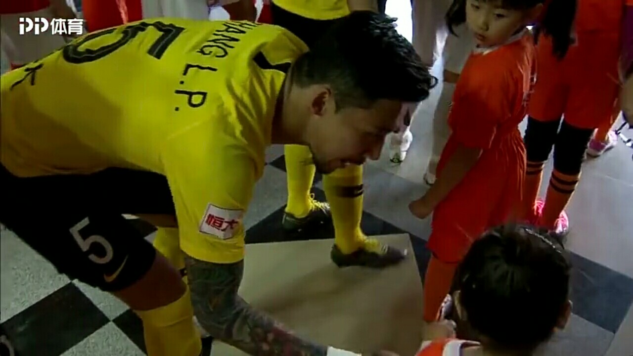 恒大张琳芃纹身吓坏小球童,冯潇霆一举动完美解决)