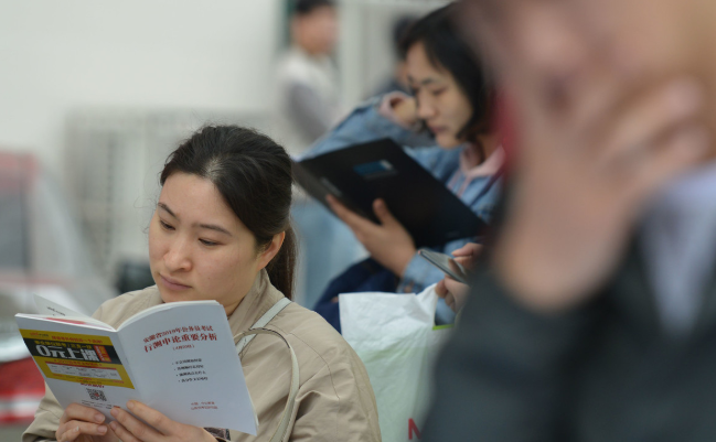 3类大学生毕业可直接成公务员，无需参加考试，妥妥的“铁饭碗”