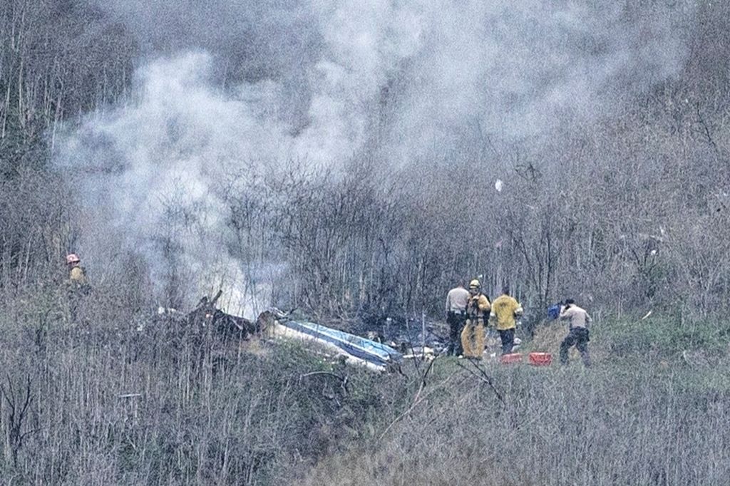 科比飞机事件图片(篮球巨星科比空难失事身亡，所乘直升机酷似黑鹰，摔碎后浓烟滚滚)