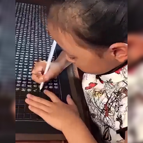 小女孩写“千字文”爆火网络，网友：这是小印刷机啊，太工整了