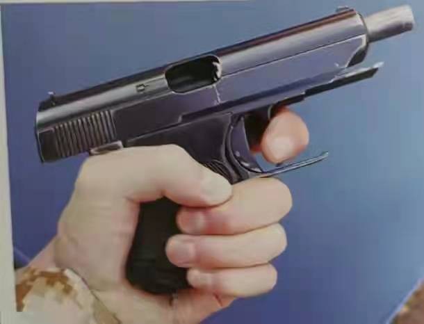 是受限于该枪体积较小,通过护圈上膛后,手指容易发生误触扣动扳机走火