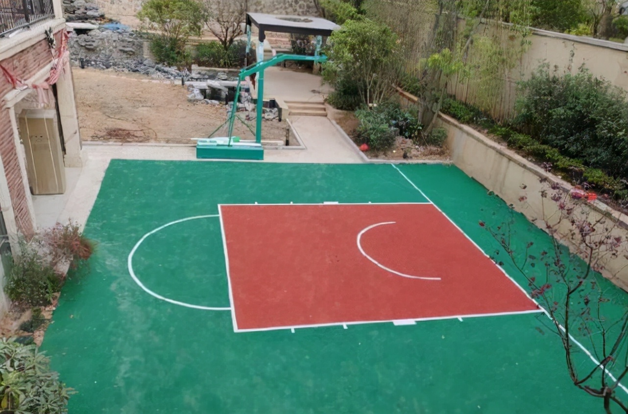 篮球场第三种情况,面积一般在200平米左右,可以作为一个完整的半场