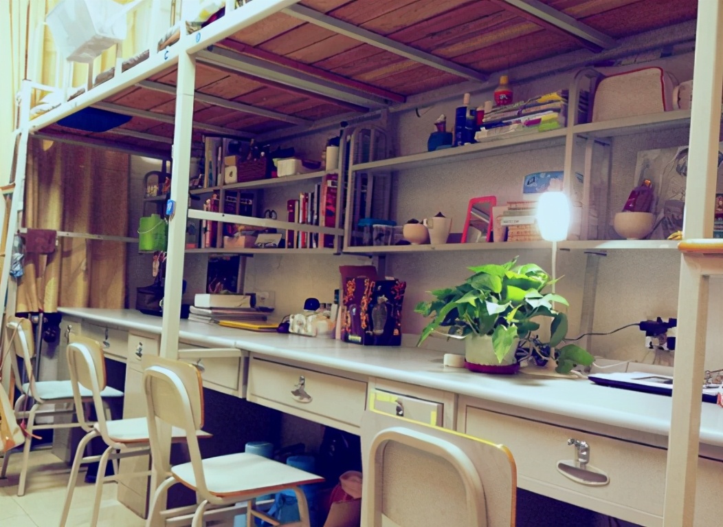 大学宿舍的“花样”装扮，00后的想法新奇，布置的温馨惹人羡慕