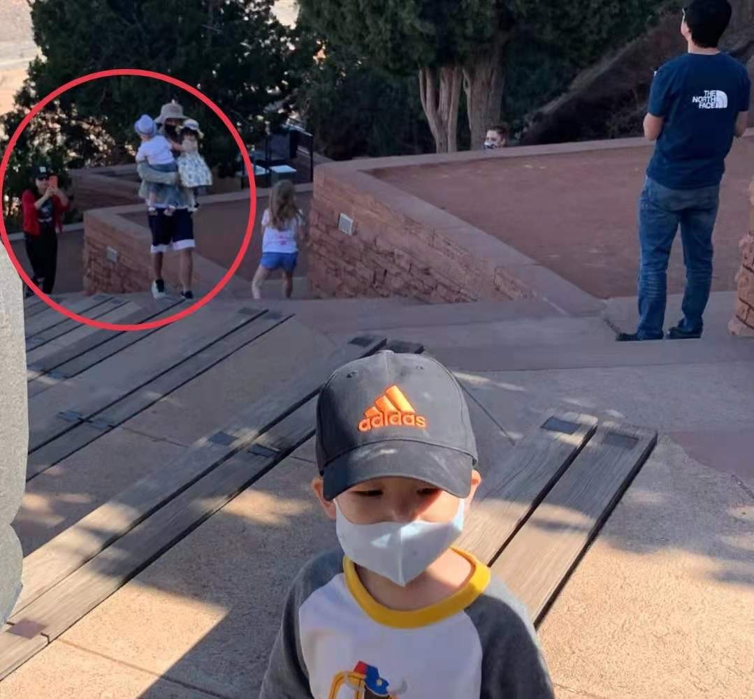 郑爽女儿正脸首曝光!依偎爸爸肩头超可爱,张恒携两娃出游显父爱