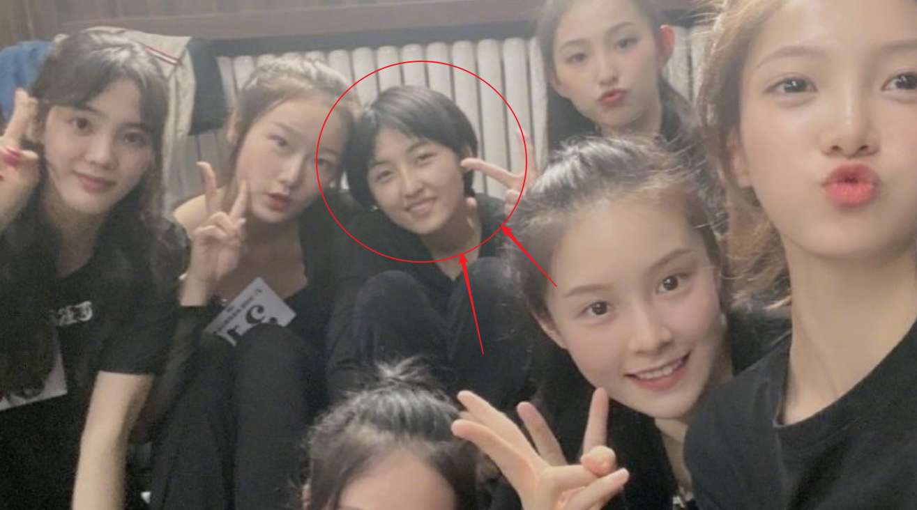 张子枫大学合照曝光,颜值引发争议,是独一无二还是太过素人?