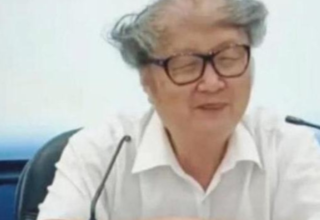 大学教授发型走红网络，每天“头顶祥云”上课，学生如临仙境