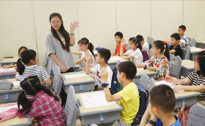 “文言文式”假条走红网络引热议：学生个个是人才，辛苦老师了