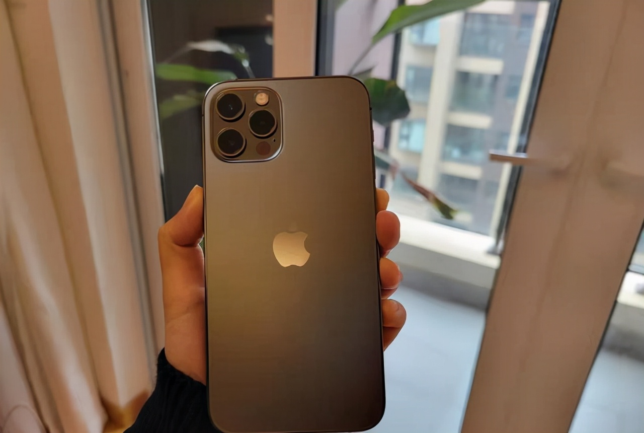 iOS15.1續(xù)航提升明顯，但是處理器降頻？來(lái)看看大家口碑如何