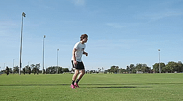 怎样学足球我是新手（五个初学者必会的足球基本技巧）