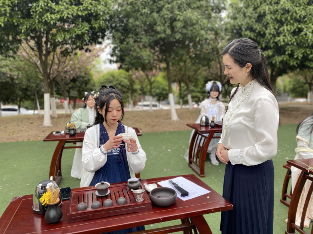 身着汉服煮水烹茶 四川五月花技师学院金堂校区创新茶艺教学