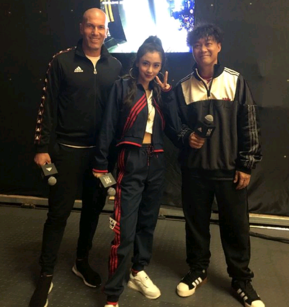 齊達內打乒乓球（齊達內中國行打乒乓球，技術不敢恭維，胸前二字讓人肅然起敬）