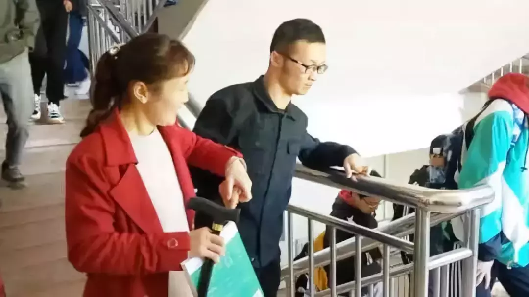 妈妈做的一切都是为了好好活着——这几位母亲的故事,看哭所有人
