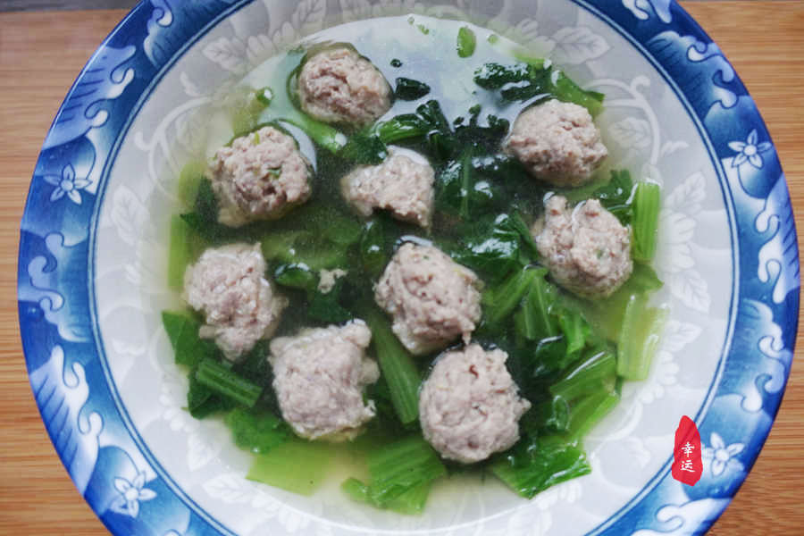 一个人吃饭时,我就煮一锅小白菜丸子汤,有菜有肉有汤