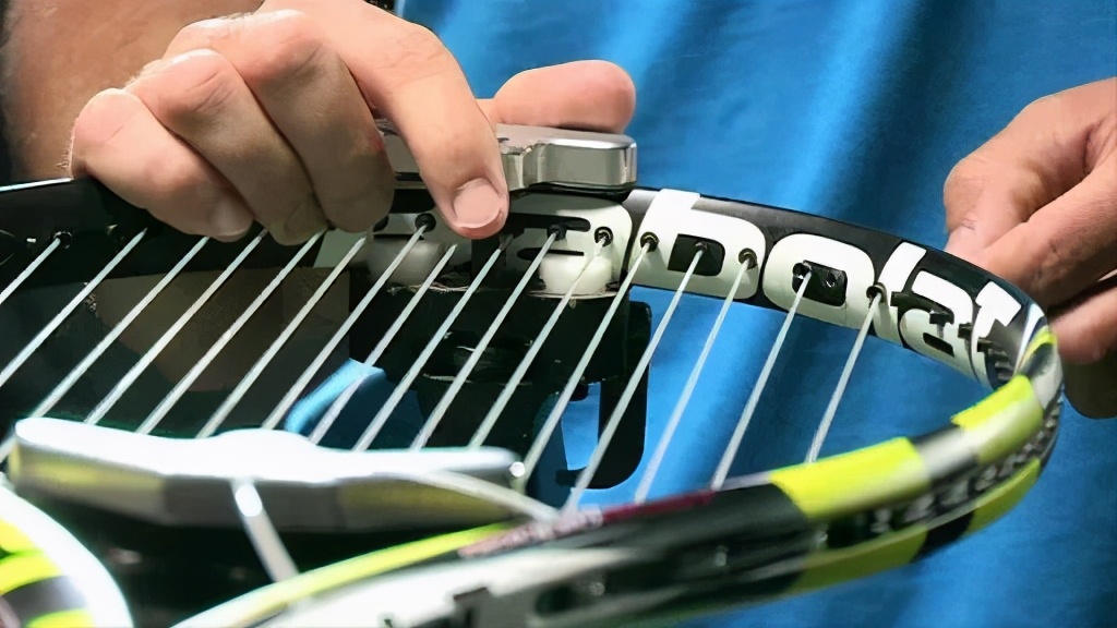 网球拍穿线教学(关于球拍穿线:是等线打断了再穿线,还是隔段时间剪断