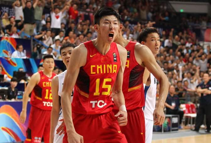 哪些中国人在nba打过球(中国共有6名球员打过NBA，姚明总薪资最高，最低的是谁呢？)