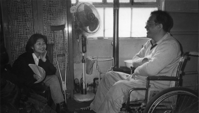 史铁生：21岁瘫痪，31岁执笔坚持写作28年，脑溢血去世，一生励志