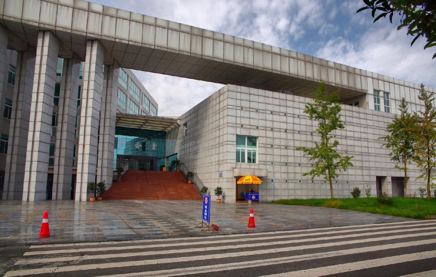 成都排名前十的大学，这四所高校排名倒数，但录取分数不低