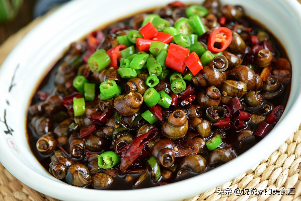 然后倒入蜗牛,翻炒,8点加料酒,酱油,糖,盐等;做酱爆田螺一定要控制好