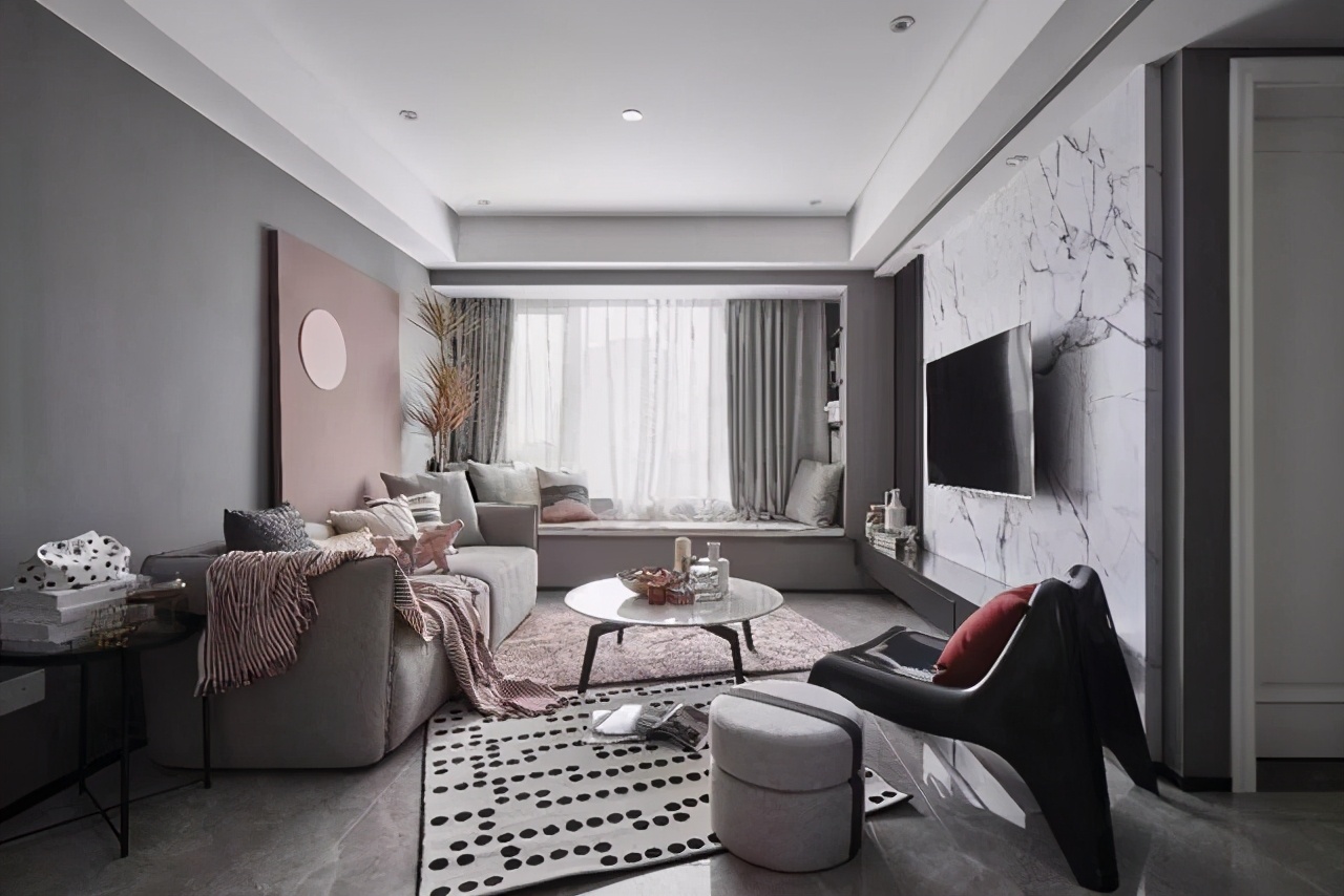 参观邻居的89㎡两居，灰色调客厅点缀烟粉色装饰太迷人了，晒晒