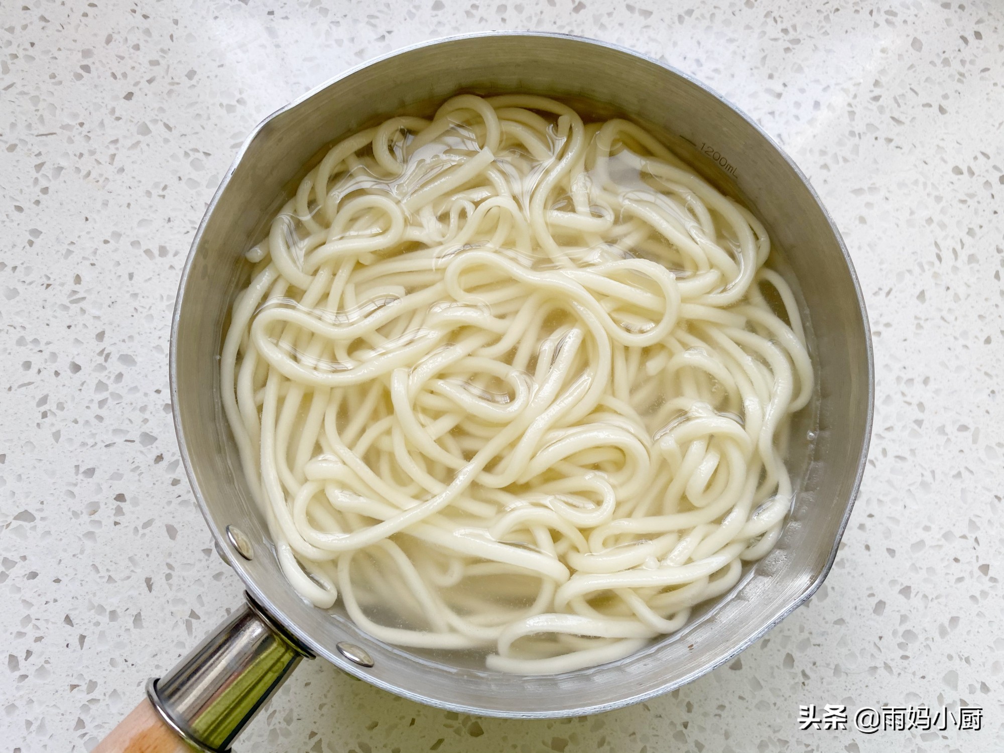 尖椒肉丝卤怎么做（教你自制家常青椒肉丝打卤面）