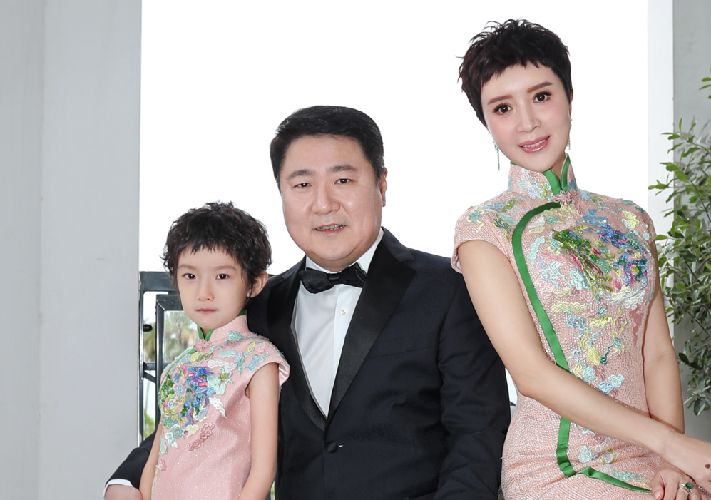 金巧巧女儿长大啦!剃寸头五官英气似男孩,身高已达妈妈胸口