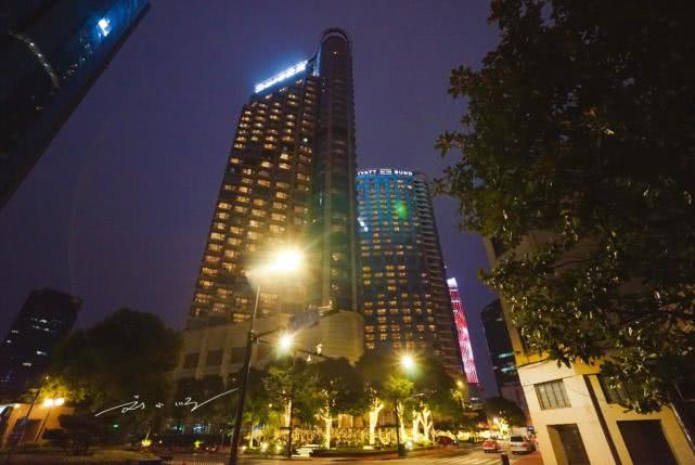 来上海旅游,不住外滩看得见东方明珠的五星级酒店,不就白来了?