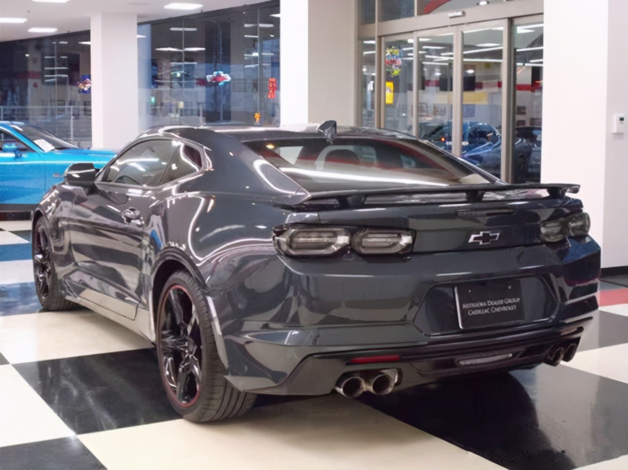 科迈罗跌至28.6万,不比奔驰c更香?