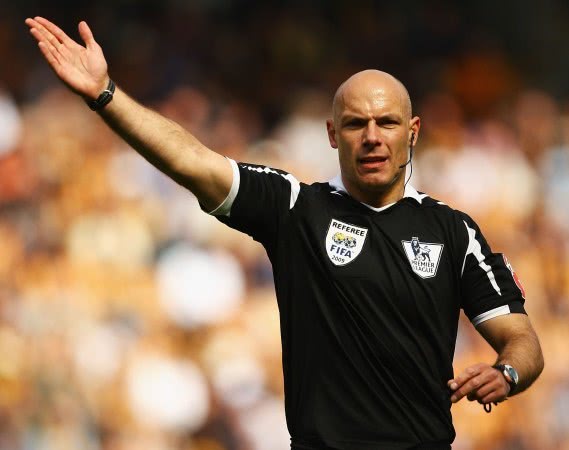 世界杯德容飞踹阿隆索（前英超名哨的自责：德容飞踹阿隆索该被罚下，曼联假摔不该判点球）