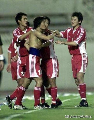 足球鞋什么顏色好（李鐵最愛，國足十強賽幸運戰靴，20年后被國內狂熱玩家完美復刻）