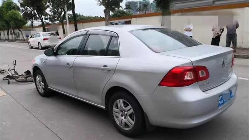 珠海女大学生刚拿驾照，开车回校途中撞死老伯！车上两同学却说没看见！